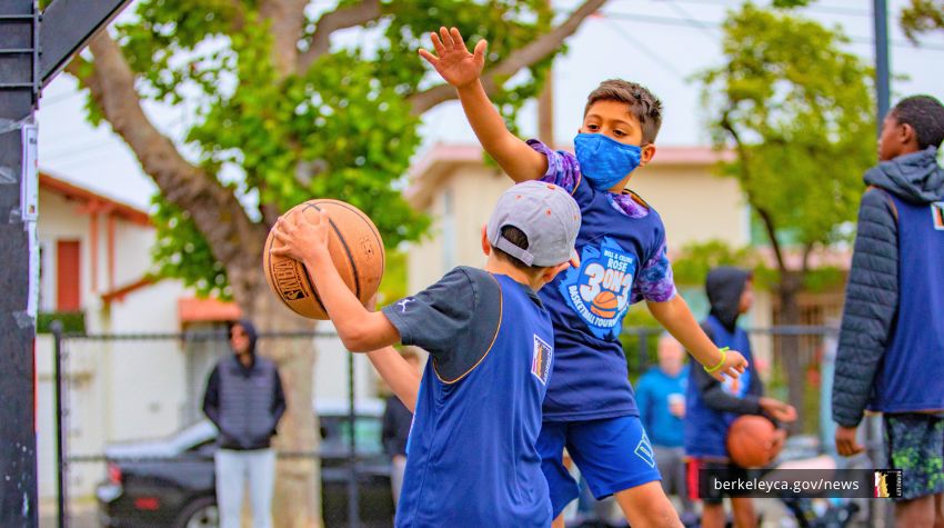 Kids play basketball